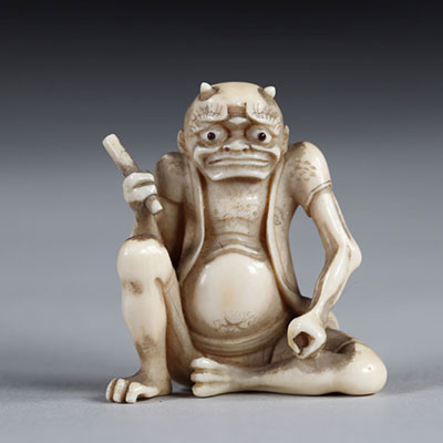 Netsuke sculpté d'un Oni assis. Japon d"bu 20ème