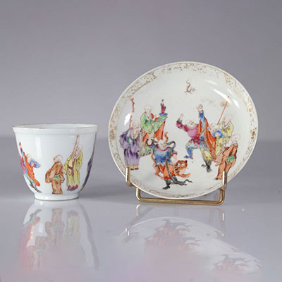 Covered bowl and under bowl in Chinese famille rose porcelain decorated with warriors