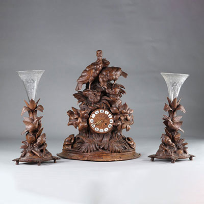 Black forest clock and its two Bohemian crystal vases. Germany, Switzerland. Late 19th century.