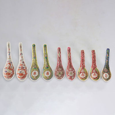 Cuillères (9) en porcelaine de chine famille rose divers décors