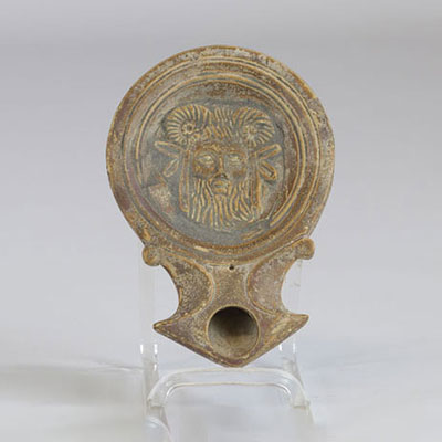 Lampe à huile en terre cuite avec représentation de la divinité Cernunos . Romain celtique. 1er siècle après JC. Bassin méditerranéen