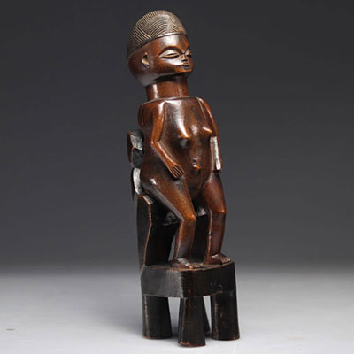 Sculpture colonial Lwena, femme assise