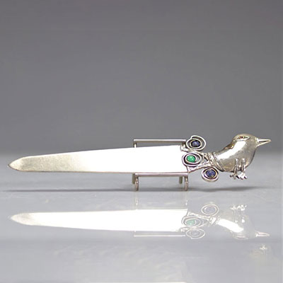 Guillaume Corneille. Unique piece Letter opener imagined by Corneille. Creation by Italian jeweler Macerta Medori. Silver set with two Ruby stones, a natural green malachite and two sodalites from Brazil - Fine gold under the legs and the head of the bird. Circa 1986.