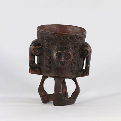 Lélé cup decorated with a face surrounded by two monkeys beautiful patina of use