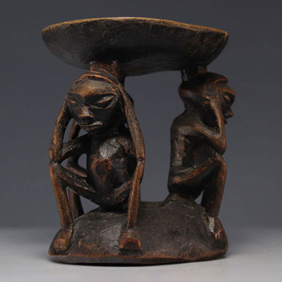 Tabouret Pende sculpté de 3 personnages agenouillés