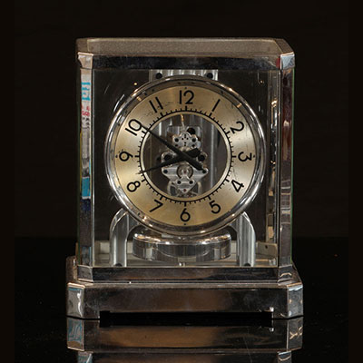 ATMOS摆锤JAEGER LECOULTRE约1944年罕见而美丽的ATMOS时钟。镀铬柜，带五个镜子。香槟色表盘，上漆阿拉伯数字。永久机械钟。