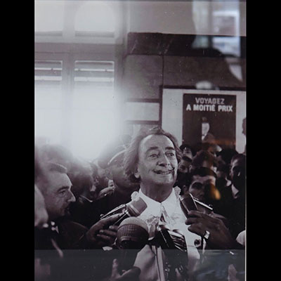 JULIA Robert et Salvador DALI. Photographie sous altuglass. Salvador Dali à la gare de Perpignan le 27 Août 1965