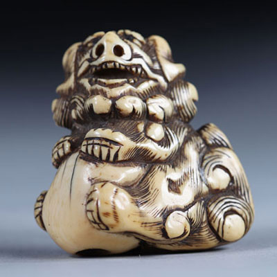 Netsuke sculpté d'un ShiShi sur une balle. Japon époque Edo