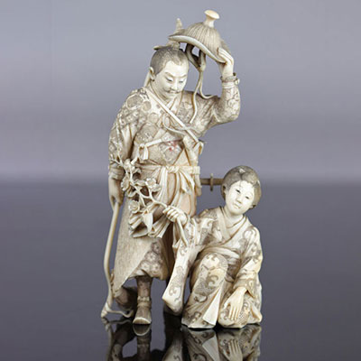 Japon imposant Okimono sculpté d'un guerrier et d'une jeune femme 19ème
