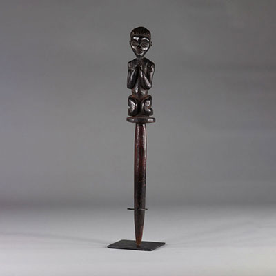 Hanged, Ground floor, Ceremonial scepter, seated, kneeling, hands joined under the chin, old wood patina of use red and shiny brown, 20th century