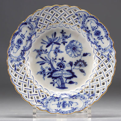 MEISSEN openwork porcelain plate with white and blue decoration and crossed swords mark