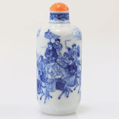 Tabatière en porcelaine blanc bleu à décor de personnages période Qing