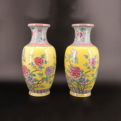 中国 - 黄色背景花卉纹饰对花瓶 20世纪