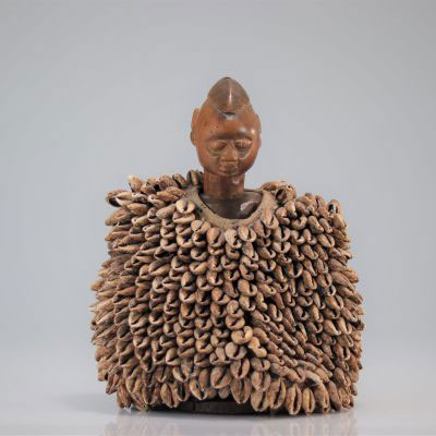 YOROUBA statuette « Ibédji ».recouvert de coquillages