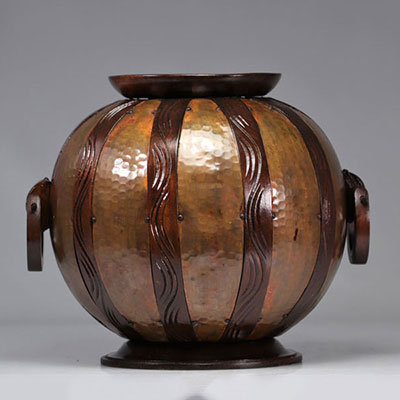 Gustave SERRURIER-BOVY (1858-1910) Vase boule en cuivre martelé et en bois