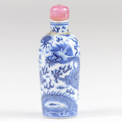 Chine tabatière en porcelaine blanc bleu à décor de dragons marque sous la pièce