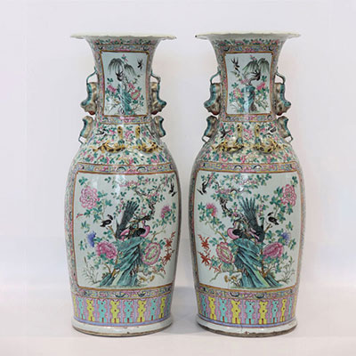 Chine importante paire de vases de la famille rose riche décor d'oiseaux branchés 19ème  (91cm)
