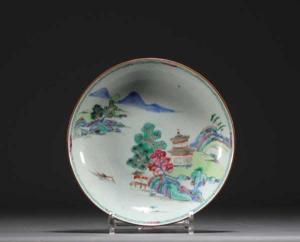 Chine - Assiette en porcelaine famille rose à décor de paysage.