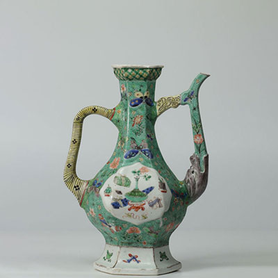 Chine - verseuse en porcelaine de la famille verte pour le marché Islamique (Ottoman Perse) époque Kangxi restauration à l'anse