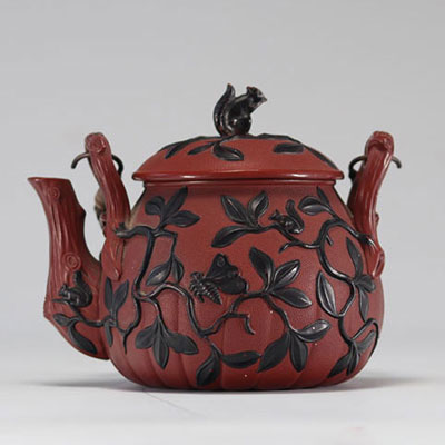 'Yixing' stoneware teapot decorated with butterflies and squirrels from Qing period (清朝)