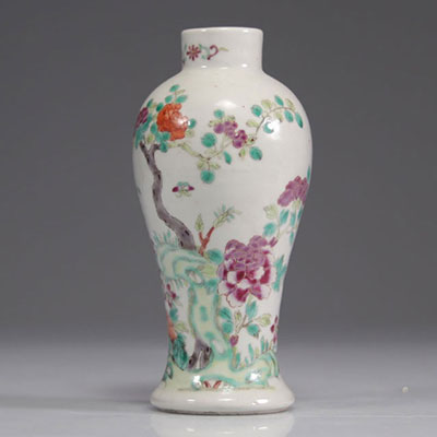 Vase en porcelaine famille rose XVIIIème