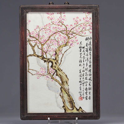 Hexian TIAN (1894-1952) plaque en porcelaine à décor d'arbre fleuris et d'inscriptions