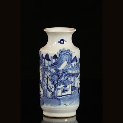 Chine pour le Vietnam - petit vase en porcelaine blanc bleu à décor de paysage 19ème
