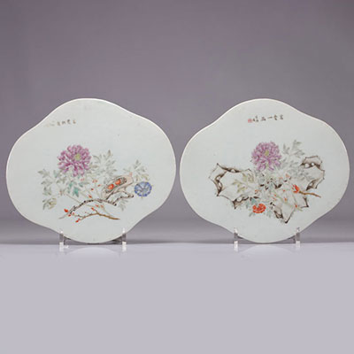 (2) JIN Pinqing (1862-1908)  Paire de plaques en porcelaine qianjiang cai