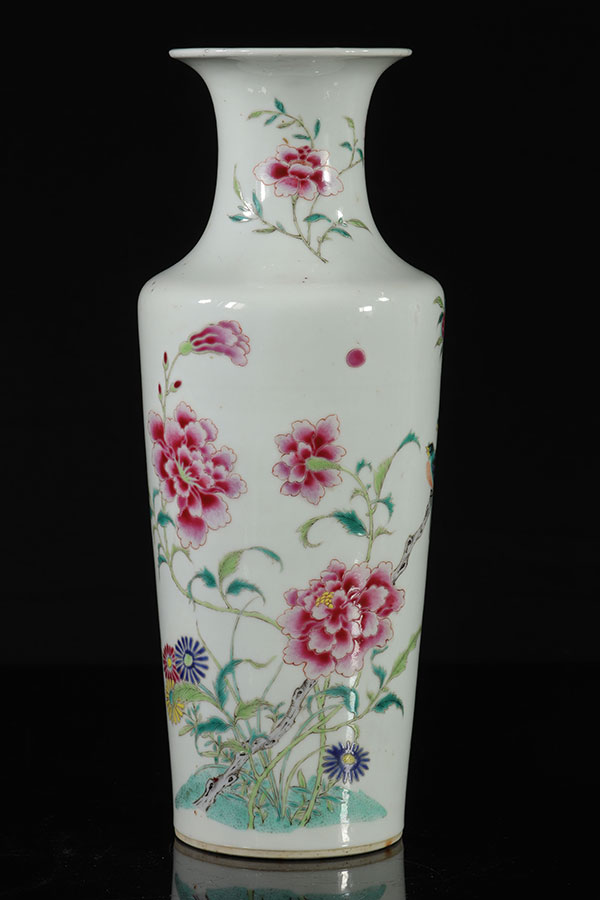 Vase cylindrique à col évasé en porcelaine, famille rose à décor d'oiseaux et fleurs . CHINE, XVIIIe siècle.