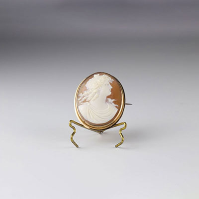 Gold brooch (9k) decorated with a cameo representing the bust of a 19th century woman