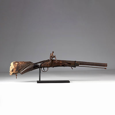 Old European flintlock rifle, decorated with a face on the butt - Bambara / Marka, Mali. 19th century.