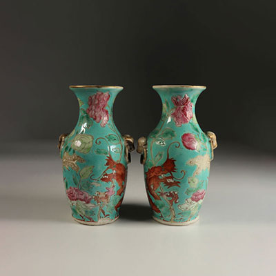 Paire de vases aux dragons en porcelaine à fond turquoise .Chine XIXème.