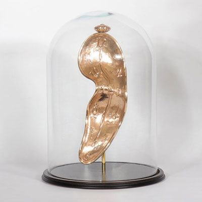 Salvador Dali. « Time in the Fourth Dimension ». Montre molle. Bronze doré et cloche en verre. Signé sur le devant « Dali ».