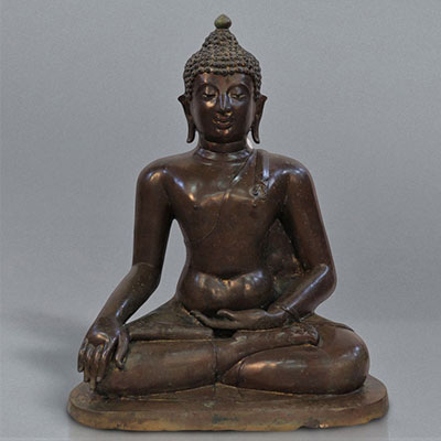 Grand Bouddha Shakyamuni en bronze à patine brune et verte 18ème siècle