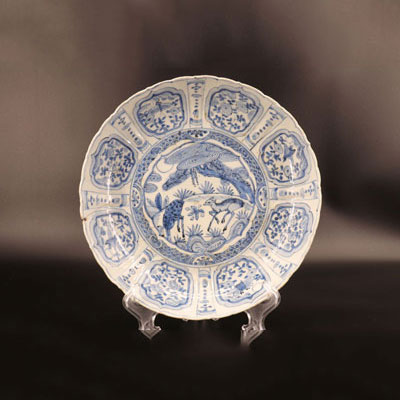 Plat en pocelaine de chine blanc bleu époque Ming décor de Daims