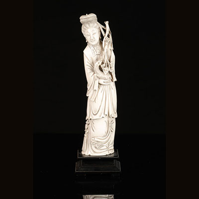 Sculpture en ivoire jeune femme chinoise 1900