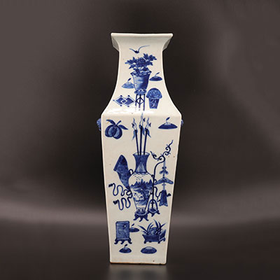 Chine - Vase blanc bleu à décor de mobiliers 19ème