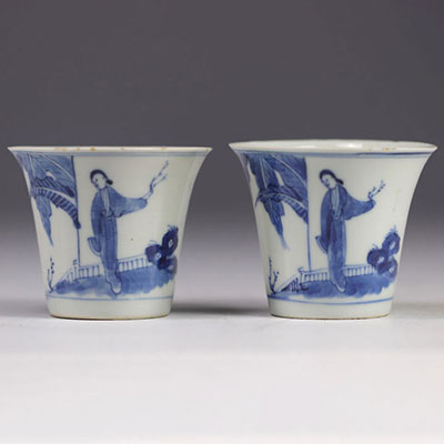 Paire de tasses en blanc et bleu à décor de personnages de la fin du XIXe siècle