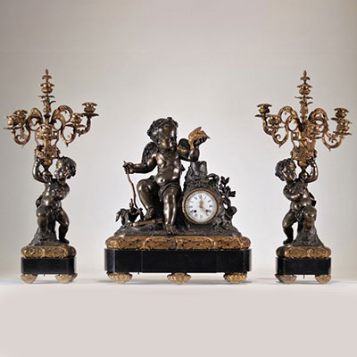 Imposante garniture pendule et candélabres en bronze à deux patines à décor de chérubins  Louis XV