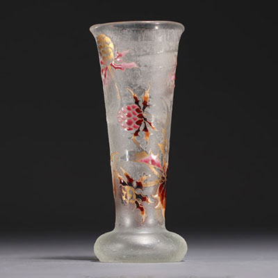Cristallerie Émile GALLÉ - Vase givré et émaillé à décor de mûres, signé à la roulette sous la pièce.