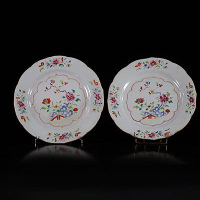 China pair of 18th famille rose plates with flower decoration