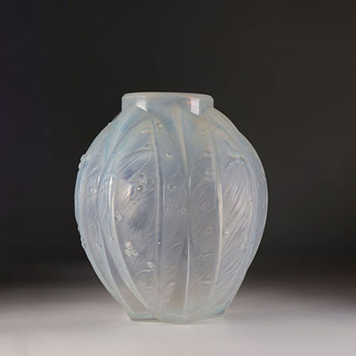 Vase opalescent art-déco en verre moulé-pressé .