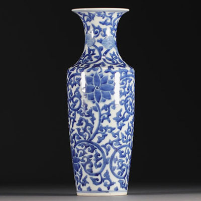 Chine - Vase balustre en porcelaine blanc bleu à décor de fleurs de lotus, marque au double cercle, période Qing.