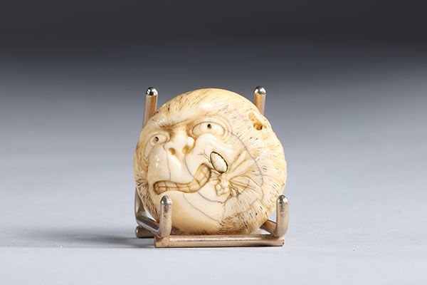 Netsuke Manju circulaire sculpté d'un singe. Japon époque Meiji 19ème