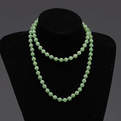 Chine - collier de perles en Jade vert, fermoir en argent massif.