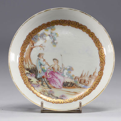 Chine - Petite soucoupe en porcelaine Compagnie des Indes à décor romantique, XVIIIe siècle.