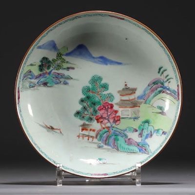 Chine - Assiette en porcelaine famille rose à décor de paysage.