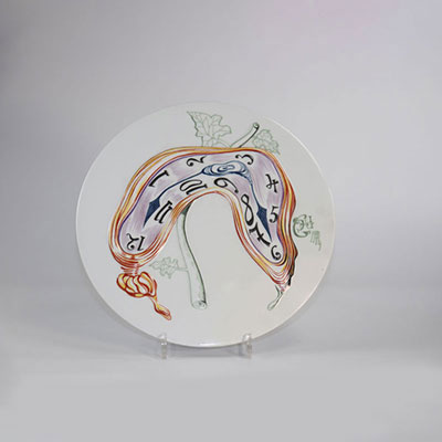 Salvador Dali «Melting Clock Plate»  1976 Bas relief en céramique moulée et peinture polychrome en  représentant une montre molle