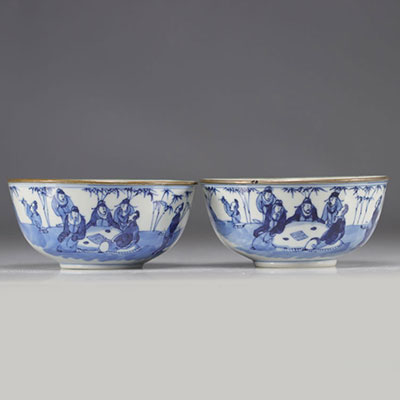 (2) Paire de bols en porcelaine blanc et bleu à décor de personnages provenant du Vietnam