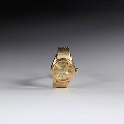 ROLEX, Oyster Perpetual Datejust ladies' watch. GOLD case and bracelet. Bracelet with folding clasp and woven effect. Dial 26mm with gold background with date window at 3 H. Wrist circumference 18 cm.